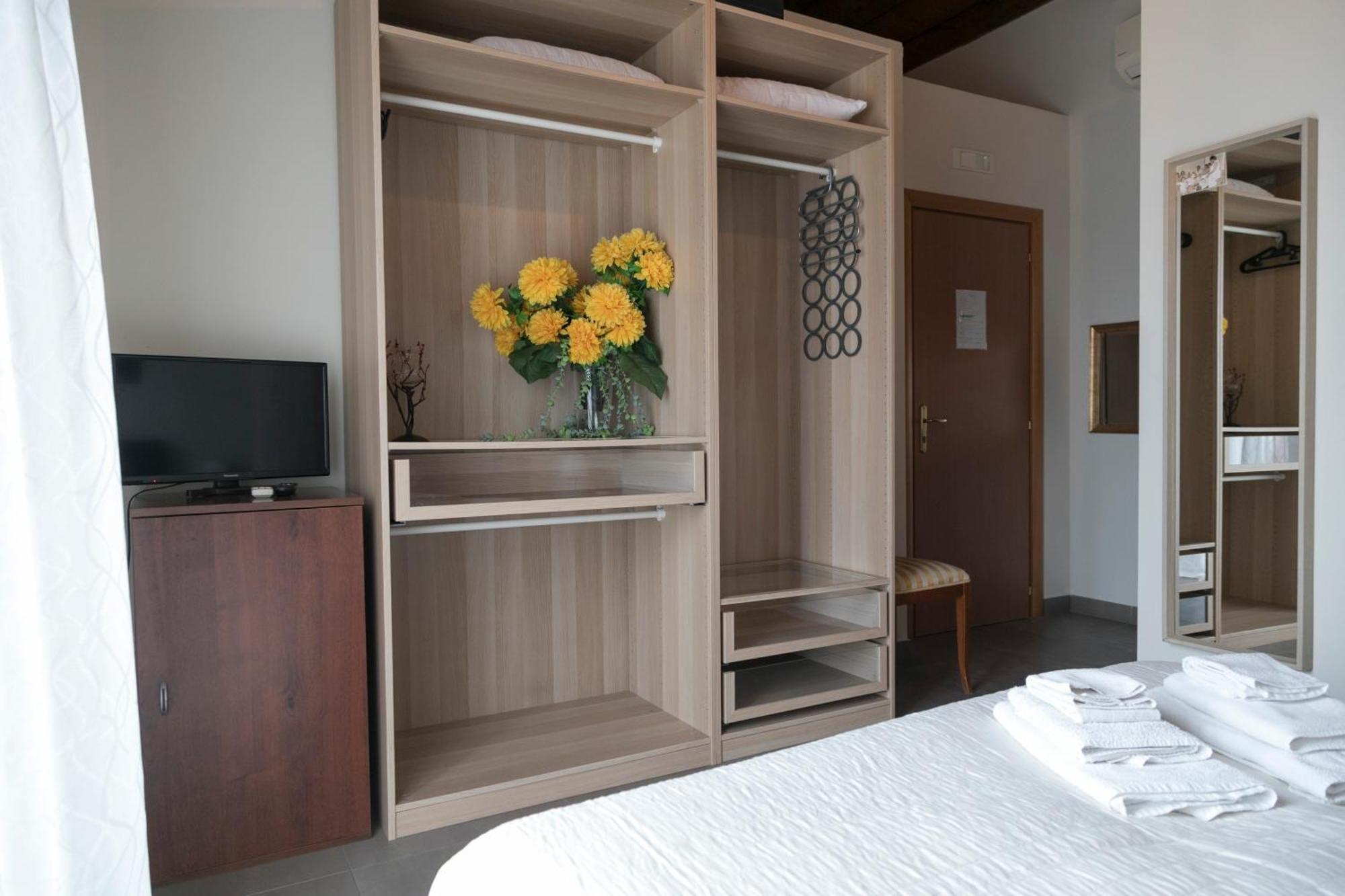 Mansarda Valu Apartment เนเปิลส์ ภายนอก รูปภาพ